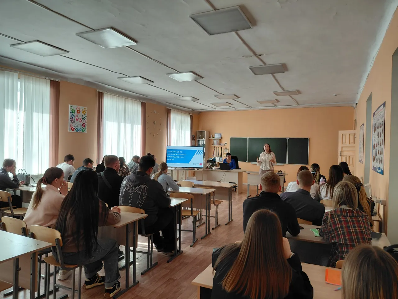 Встреча с будущим, обучающиеся Иркутского техникума транспорта и строительства познакомились с работой железнодорожных станций